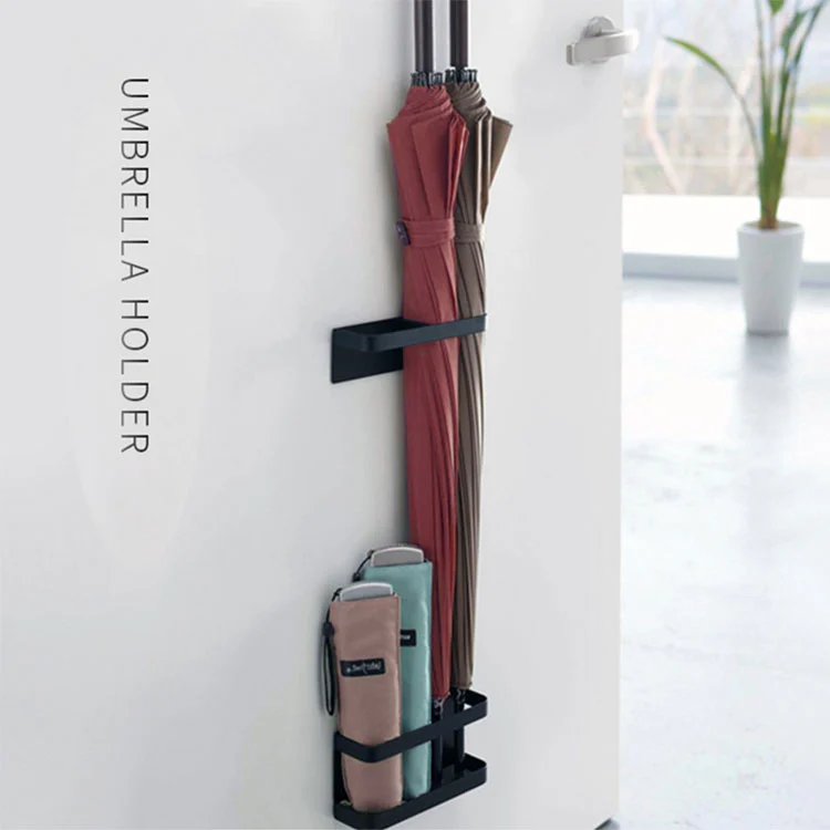 दरवाज़े के किनारे के कोने पर खड़े जलरोधक छाता धारक